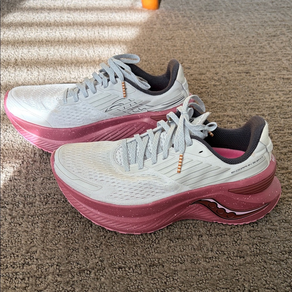 Saucony Women's Endorphin Shift size 6 NEW